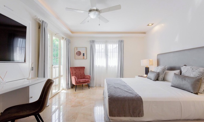 El Cortecito House | Exclusive 10BR Retreat – Rooftop Views, Chef + Daily Cleaning – Walk to Beach