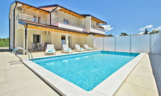 Plovanija Villa | Exclusive 4-star Villa Mare - WLAN - Pool - Grill