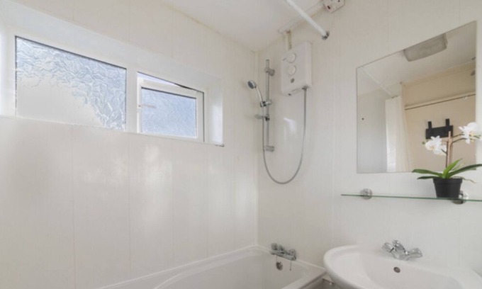 Hatfield Apartment | Exclusive 4BR House with Free Parking At Hatfield