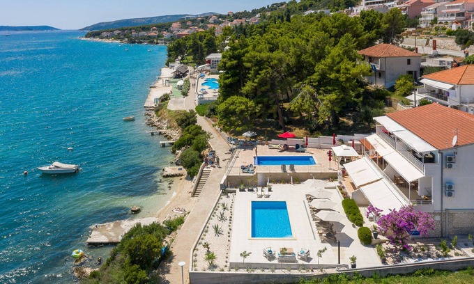 Seget Donji Apartment | EXCLUSIVE LOCATION DIRECTLY ON THE BEACH! NEW OPEN SWIMMING POOL!