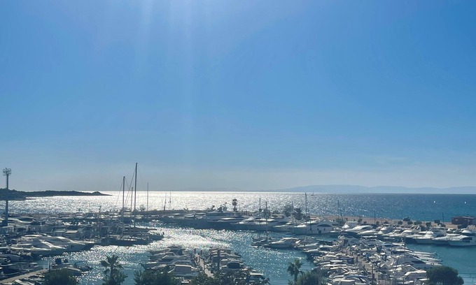 Glyfada Apartment | Exclusive Penthouse Apt at Glyfada Marina &Beach, 2 min walk to shopping, dining