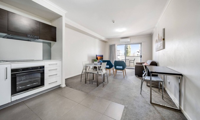 Greenway Apartment | Executive 1-Bed by Lake & Local Shops