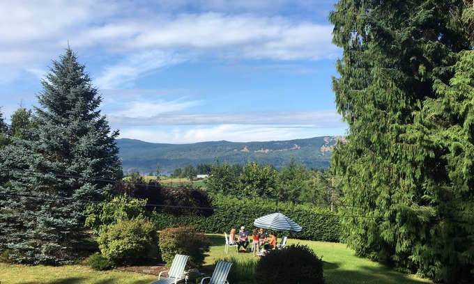 Cobble Hill House | Executive 2 bedroom suite on a private acreage - Pet Friendly.