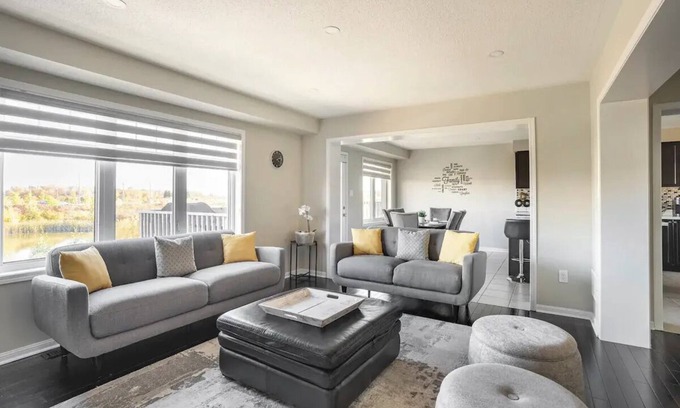 Brampton House | Executive 4BD/3BA home with Free Parking|Wi-fi|Office|Views|Park Access