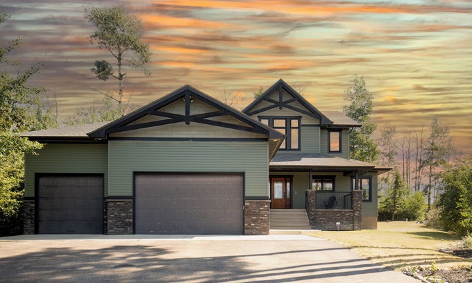 Markerville House | Executive 5 bedroom home in beautiful Jarvis Bay!