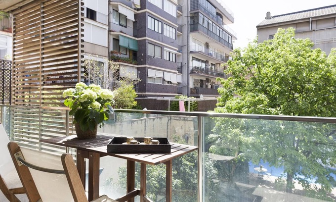 Sant Gervasi Apartment | Executive Apartment for 6 Near Barcelona's center