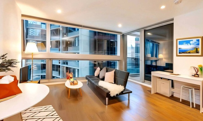 Melbourne Central Business District Apartment | Executive APT@SouthernCross -Airport Link in 2mins