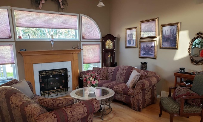 Spruce Grove House | Executive Comfort with Hot Tub. 13 minutes from WEM