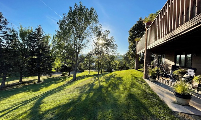 Rapid City House | Executive Custom west side home, 10 minutes to downtown, 1 acre, in city limits