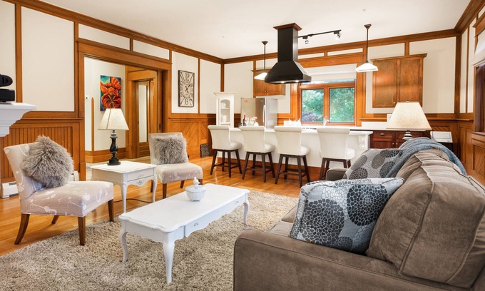 South Central Condo | Executive Elegance Close to Lake