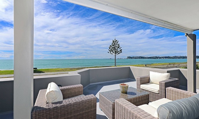 Westshore House | Executive Home By the Sea 4 or 5 Bedrooms in Westshore Napier
