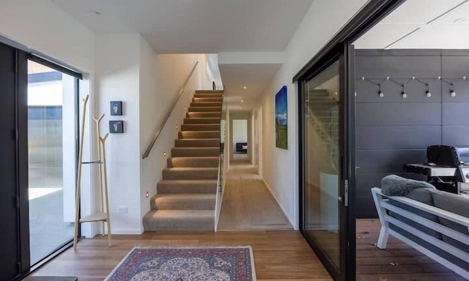 Wanaka House | Executive House with Spa and Views - 4 Bedroom House with a Spa