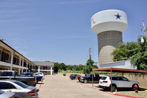 Central Arlington Hotel | Executive Inn of Arlington, Near AT&T Stadium