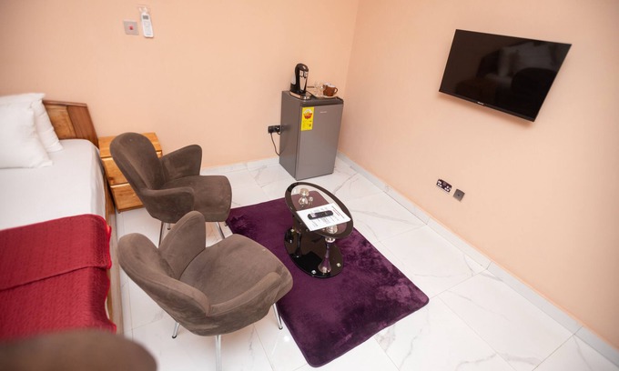 Accra Apartment | Executive Large Room with Ensuite - just 25 mins drive from the Airport