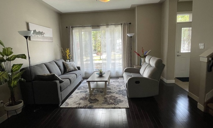 Edmonton House | Executive three bedroom home in Bonnie Doon/mill creek area.