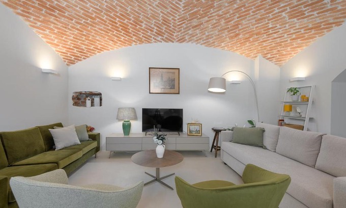 Neuschwabing Apartment | Exklusiv: Historisches Apartment mit Deckengewölbe
