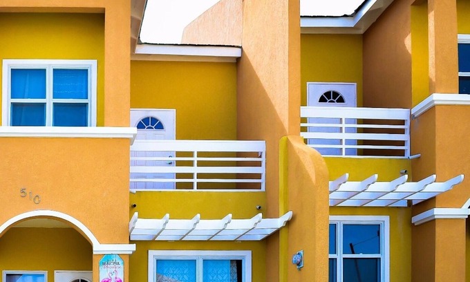 Runaway Bay House | EXOTIC BAYOU "A home away from home experience"