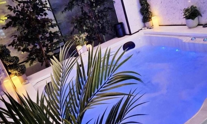 The Westside Apartment | Exotic Jacuzzi Apartment with Balcony & Parking