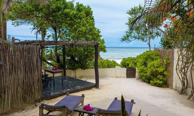 Matemwe Apartment | Exotic Plunge Pool Suite by Delfus