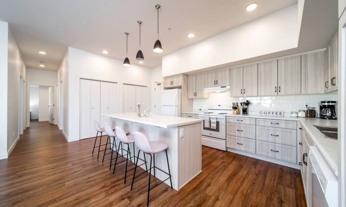 North Central Edmonton Apartment | ExoticLushRainforestCRsuitU/GKingWifi