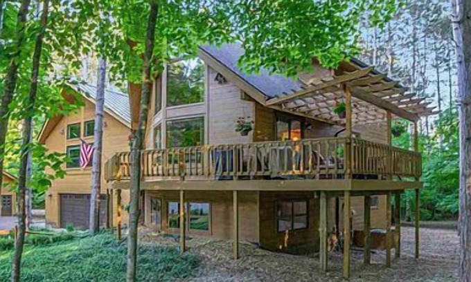 Thompsonville Ski Chalet | Expansive home just 3 blocks from Buck lift on resort property!