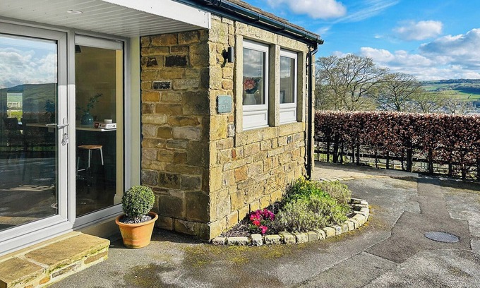 Sutton-in-Craven Cottage | Experience a peaceful countryside escape at The Stables in Silsden.