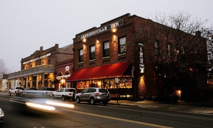 Jacksonville Hotel | Experience charming Jacksonville, OR in this 8-bedroom Historic Inn. Enjoy a wine country getaway with 8 private bedrooms. Walk to dining, shopping, and the famed Britt Festival grounds.