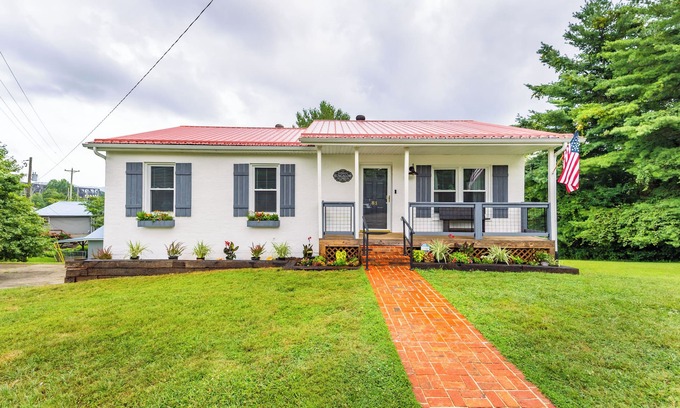 Sloans Valley House | Experience Lake Cumberland at Burnside Bungalow: Private Dock, Pool Access!