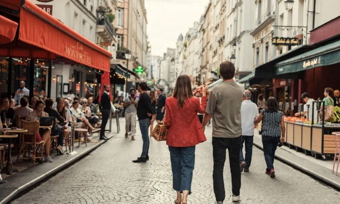 Quartier du Mail Apartment | EXPERIENCE THE BEST OF PARISIAN LIVING NEAR THE LOUVRE AT RUE D'ABOUKIR - 3 BED