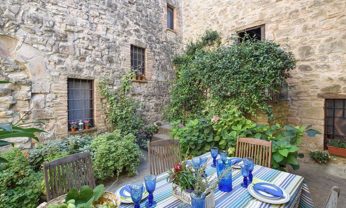 Acqua Loreto Apartment | Experience the idyllic atmosphere of Umbria in this charming holiday apartment with pool access