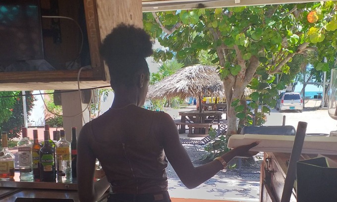 Coral Harbour Apartment | Experience the Real Bahamas, 10 mins from the Airport, On the Beach