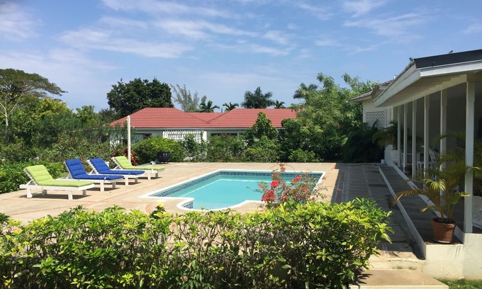 Runaway Bay Villa | Experience The Ultimate Relaxation at Our Luxurious Full-Service Villa!n