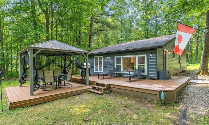 Washago Cottage | Experience True Comfort: Modern Riverfront Cottage in Orillia Country (Washago)