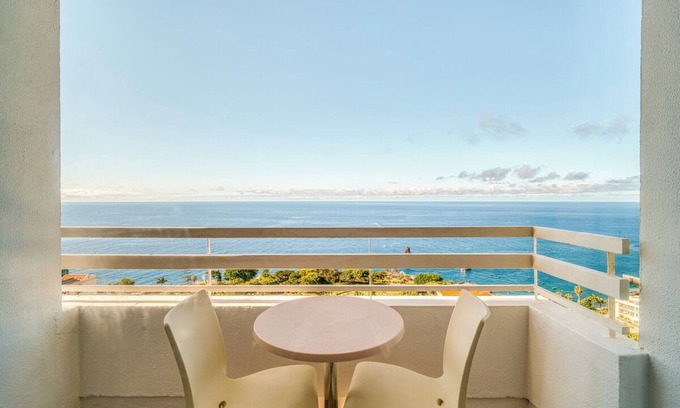 Sao Martinho Hotel | Explore Funchal's Marina! Balcony with Sea View, Swimming Pool, Spa & Wellness!