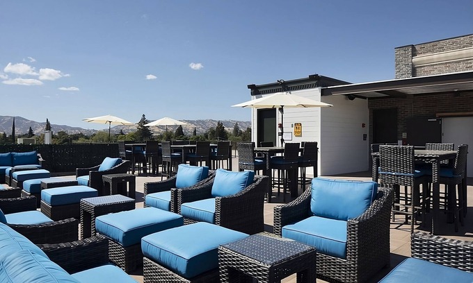 Winters Hotel | Explore Onsite Art Gallery, Roomy 1BR Unit, Few Minutes’ Walk to Blue Oak Park