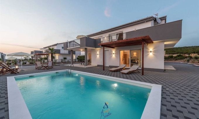 Debeljak Villa | Exquisite 4 BD villa with heated pool near Zadar