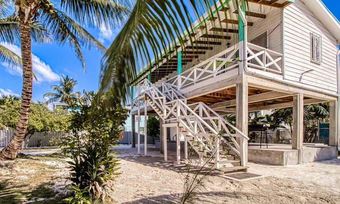 Caye Caulker House | Exquisite beach home with balcony, bikes, & kitchenette