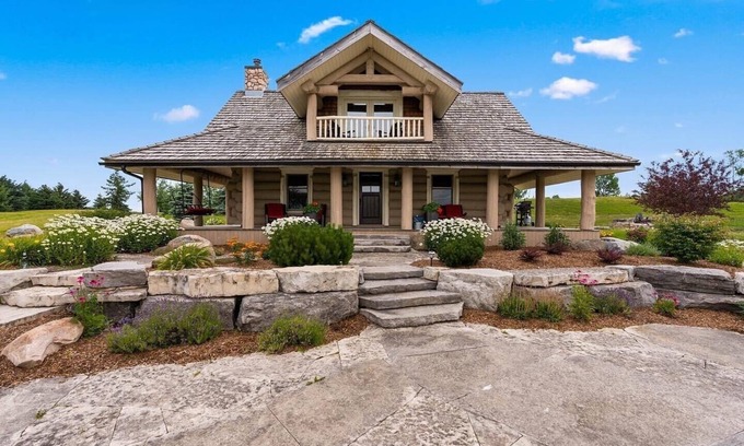 Clearview Cabin | Exquisite Log Cabin Retreat- Perfect Couple’s Getaway! Tranquility at its best❤️