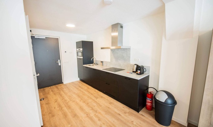 Kop van Zuid Apartment | Extraordinary serviced studio 47m2 -PRH15E-