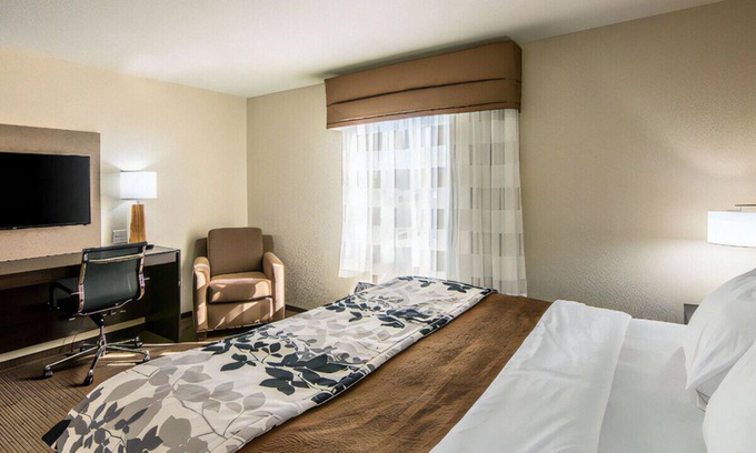 Rochester House | Extravagant Room for Couples' Escape! Free WiFi