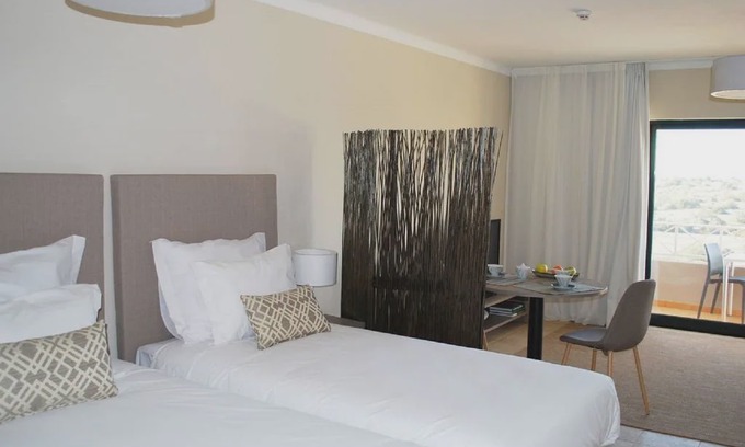 Estombar Apartment | Eyelash Gramacho Residences Studio V