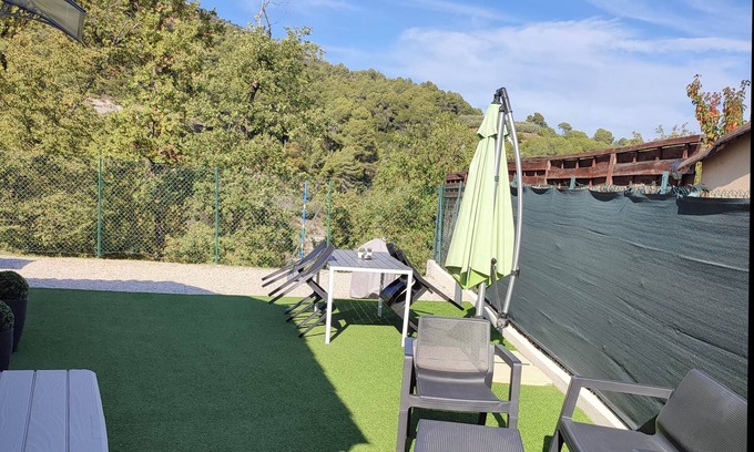 Gattieres Apartment | F1 with garden space