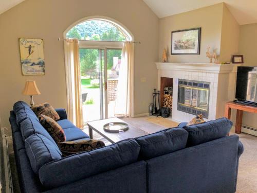Bretton Woods House | F3 Fairway Village Condo with great mountain views, 8 minute walk from Omni Mount Washington Hotel!
