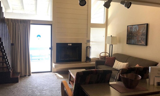 Wapato Point Apartment | F3 Poolside Condo with Mountain Views