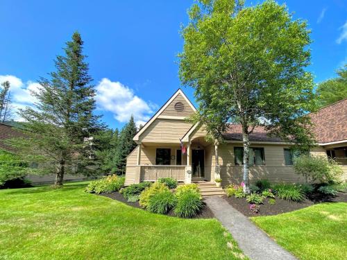 Bretton Woods House | F3 Well appointed Townhome a short walk to the Mount Washington Hotel 1 minute to ski area