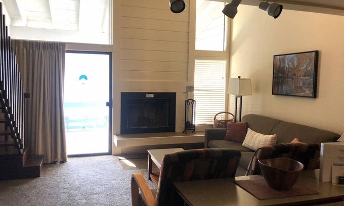 Wapato Point Apartment | F4 Poolside Condo with Mountain Views