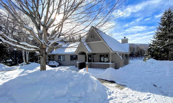 Bretton Woods Villa | F7 Comfortable golf course townhouse within walking distance of Mount Washington Hotel!