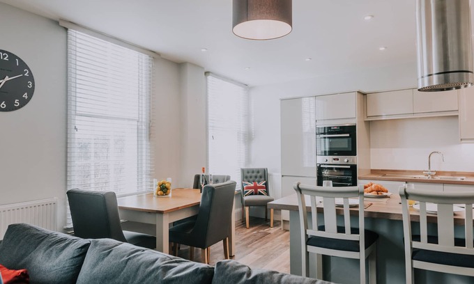 Windsor City Centre Apartment | Fab 2B Town Centre apt w/pkg Cavendish Hse Windsor