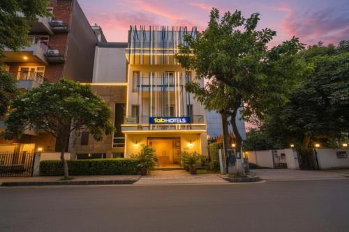 Sushant Lok Hotel | FabHotel Premium Nest Near Golf Course Road