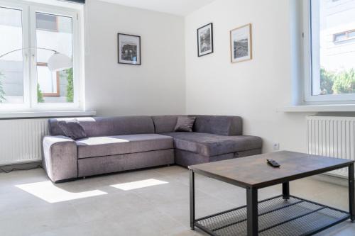 Katowice Apartment | Fabryczna Comfy Apartment by BookingHost